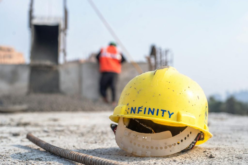 Ouvrier sur un chantier portant un casque et un équipement de protection individuelle