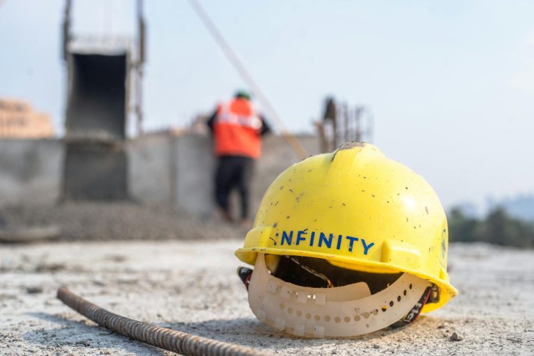 Ouvrier en chantier industriel portant un casque de sécurité et un équipement de protection