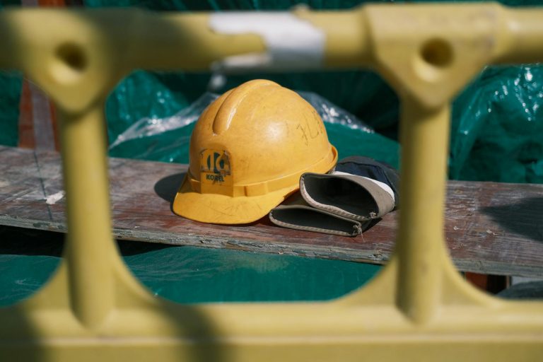 Ouvrier portant un casque de chantier lors d'une session de formation à la sécurité au travail