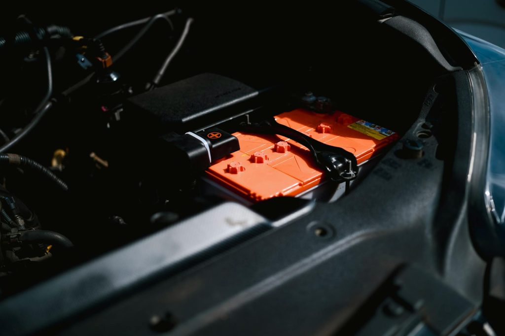 Batteries lithium-ion industrielles stockées dans un entrepôt, illustrant les risques de sécurité en entreprise