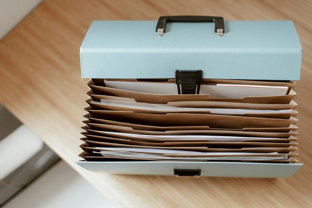 Bureau professionnel avec dossiers et documents administratifs classés, illustrant la conformité réglementaire en entreprise