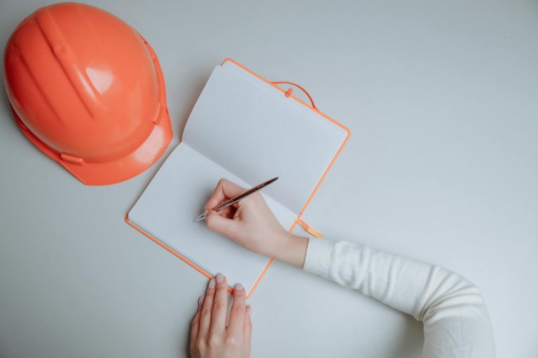 Personne consultant un classeur de documents professionnels posé sur un bureau