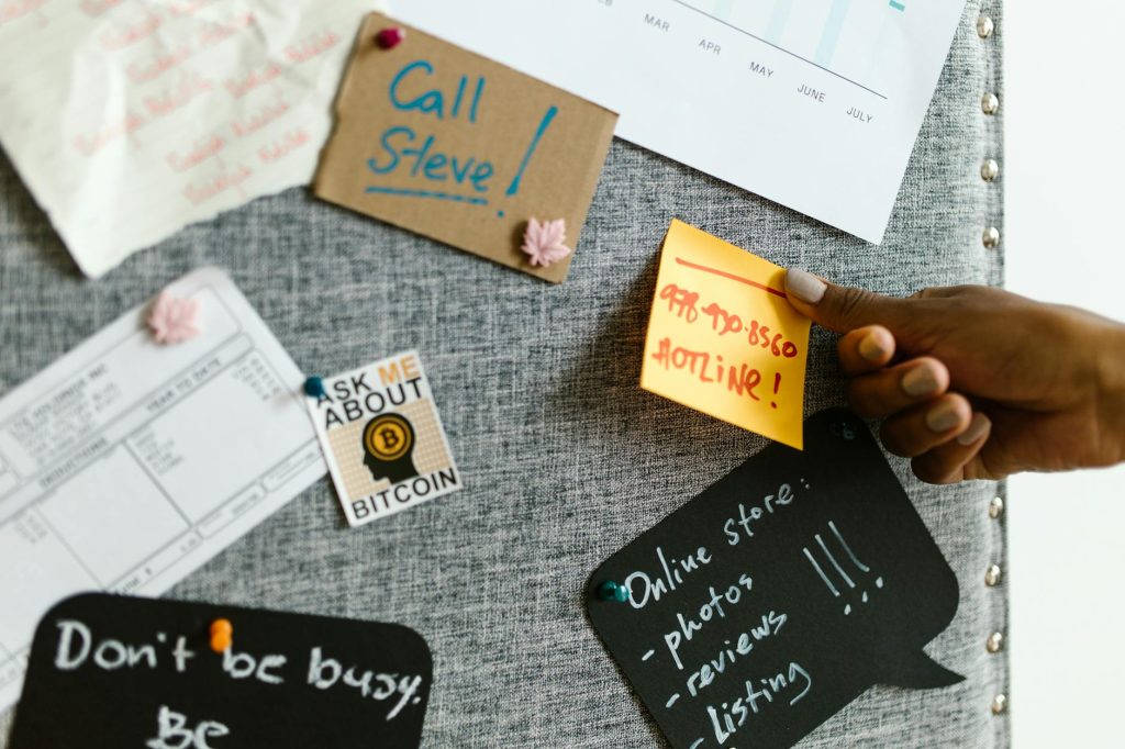 Panneau d'affichage dans un bureau avec documents et notes épinglés