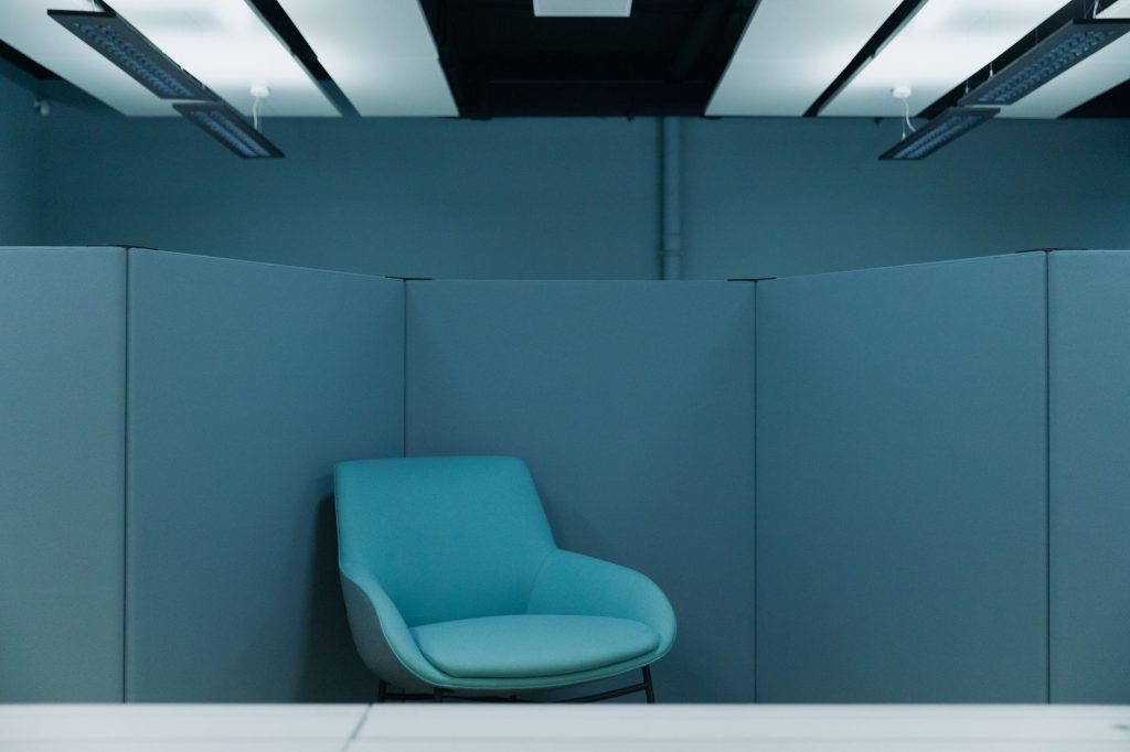 Espace de travail calme et lumineux dans un bureau de petite entreprise